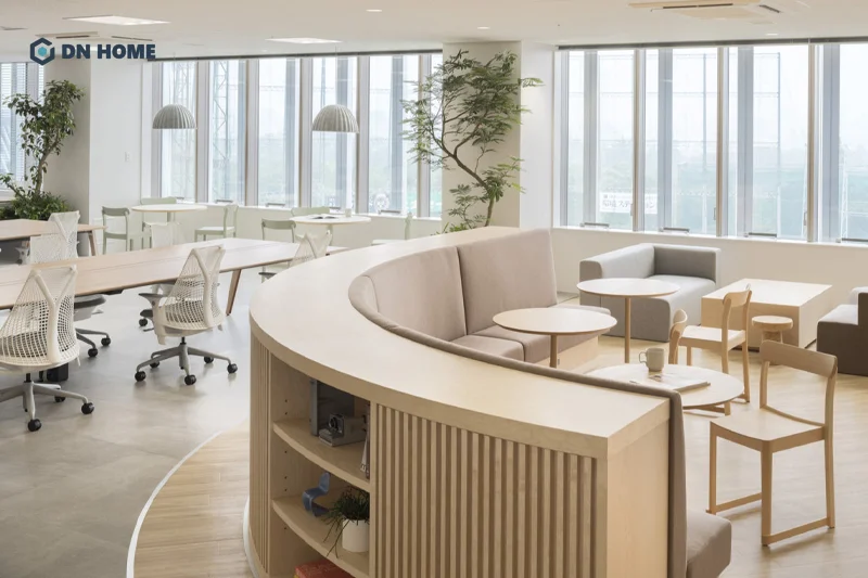 Vật liệu gỗ và kính được sử dụng chủ đạo trong thiết kế văn phòng Nhật phong cách tối giản