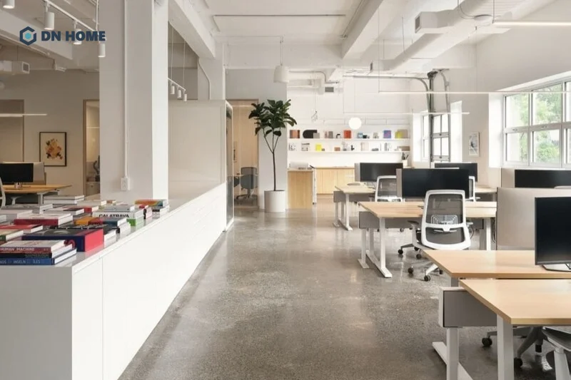 Gam màu sáng kết với ánh sáng tự nhiên tạo cảm giác văn phòng nhỏ trong thoáng đãng, rộng rãi hơn