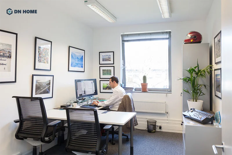 Cửa kính cùng ánh sáng tự nhiên là yếu tố cần thiết khi thiết kế văn phòng diện tích nhỏ