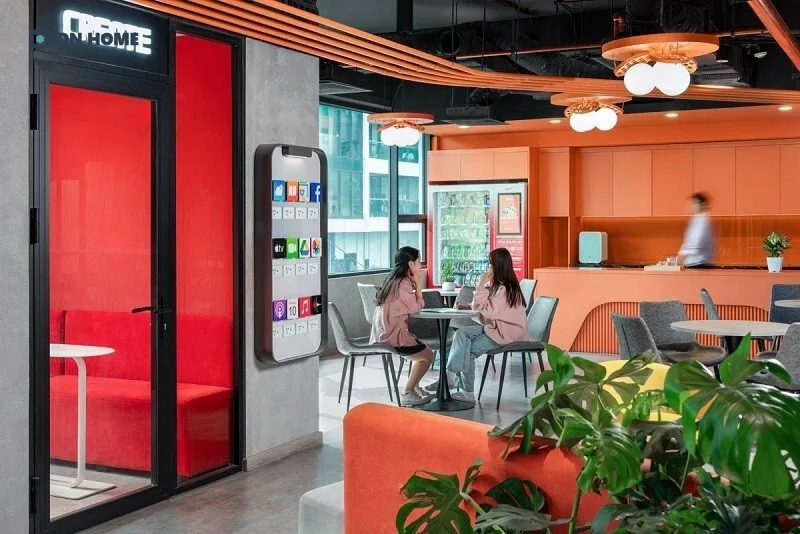 Kết hợp màu hợp mệnh hoả là đỏ và cam vào cùng không gian văn phòng