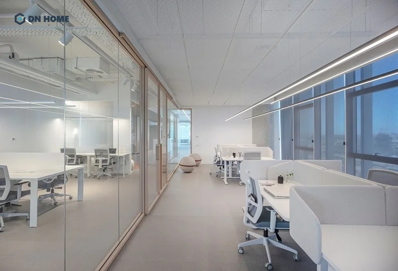 Tông trắng và ánh bạc mang lại năng lượng tích cực, giúp mệnh Kim thăng hoa trong công việc