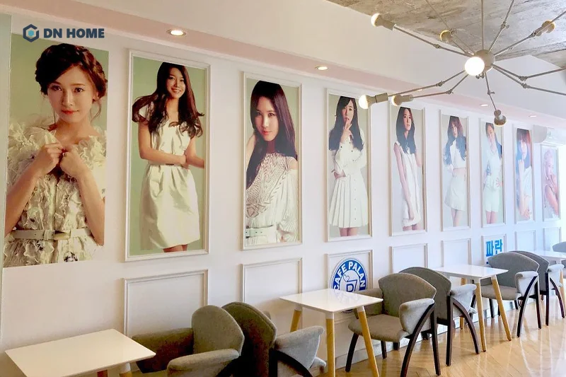 Sử dụng ảnh người nổi tiếng để trang trí quán ăn vặt là chiến lược kinh doanh thông minh thu hút nhóm khách người hâm mộ