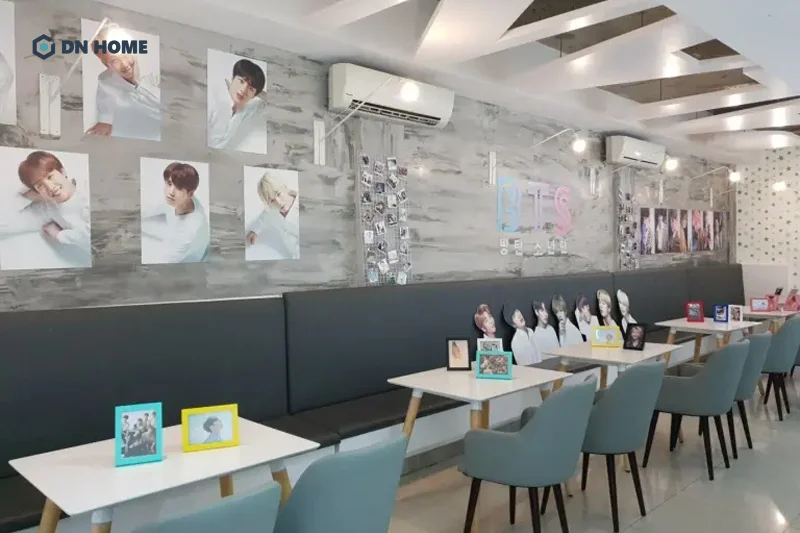 Nên bố trí tranh ảnh người nổi tiếng hợp lý bên trong quán ăn vặt để đảm bảo tính thẩm mỹ