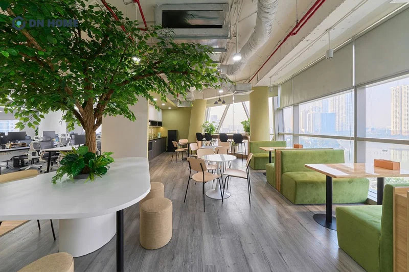 Cay xanh được bố trí xen kẽ trong không gian văn phòng làm việc hiện đại tạo cảm giác sinh động, tích cực