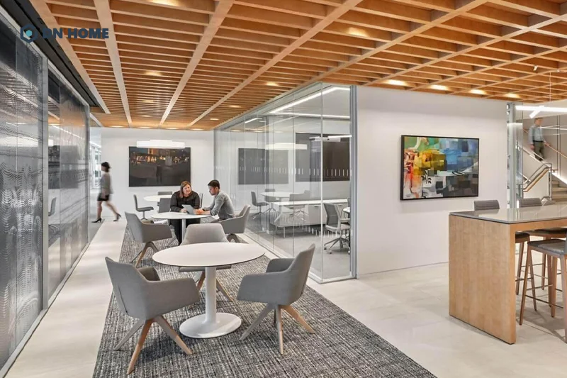 Văn phòng làm việc sử dụng kính làm vách ngăn giúp tạo cảm giác thoáng đãng, rộng rãi
