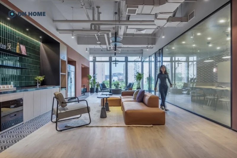 Văn phòng làm việc sử dụng chất liệu kính giúp nâng cao tính thẩm mỹ, chuyên nghiệp