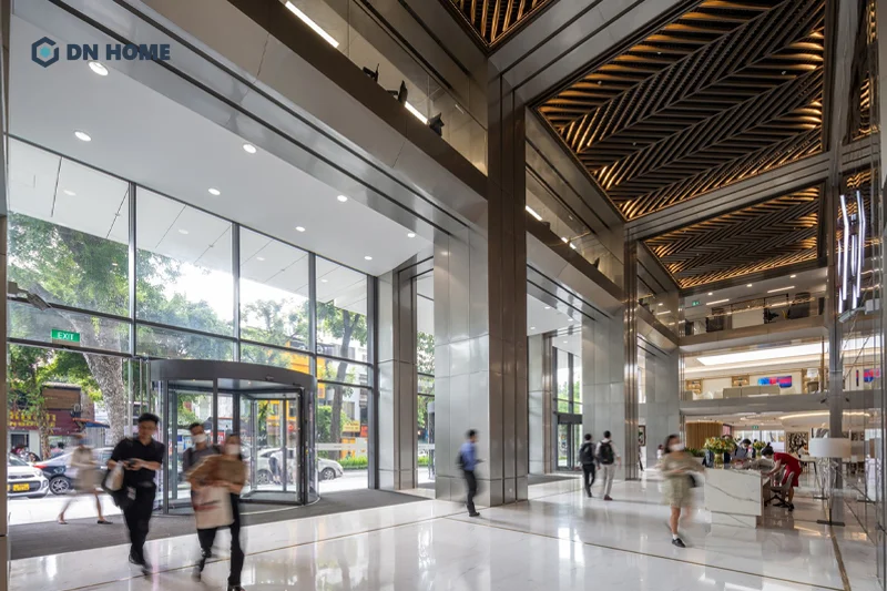 Văn phòng làm việc xuyên thấu với chất liệu kính hiện đại, sang trọng giúp doanh nghiệp tạo ấn tượng tốt với khách hàng và đối tác