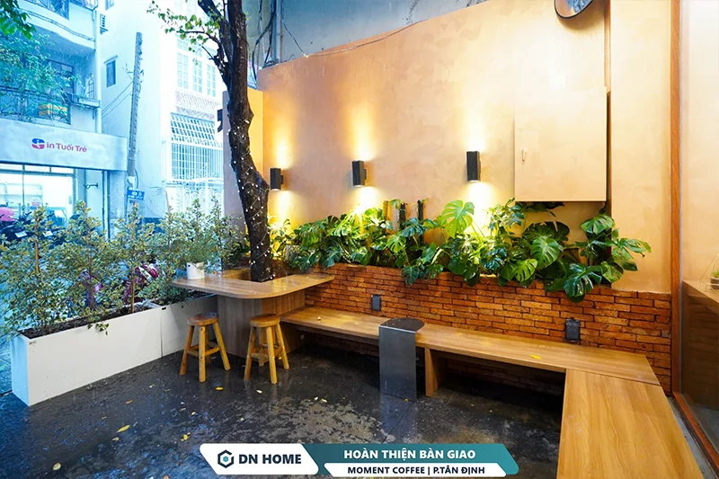 Khu vực ngoài trời của Moment Coffee được cải tạo lại thoáng đãng, công năng và thẩm mỹ hơn