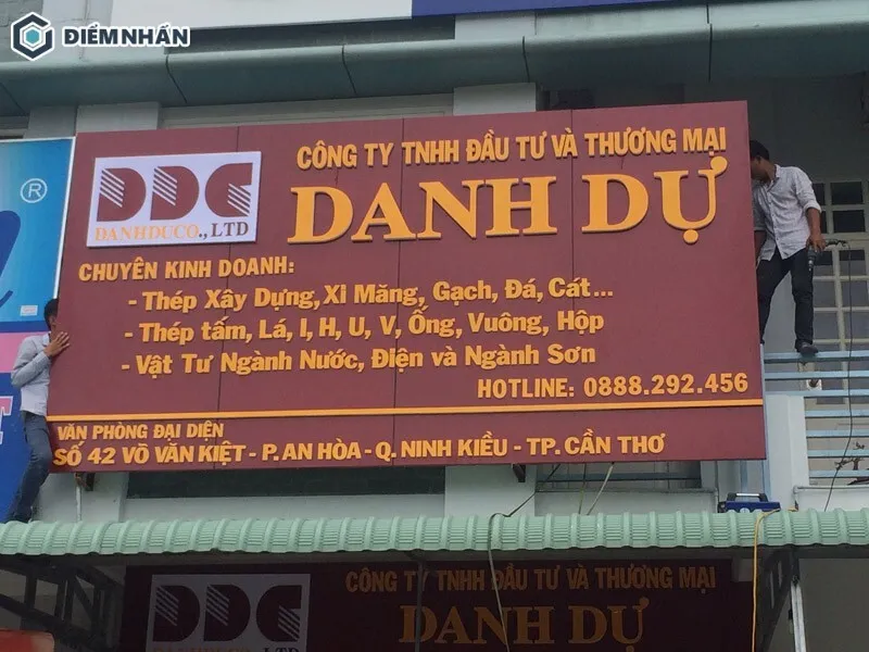 Biển hiệu công ty xây dựng sử dụng tông màu vàng - đỏ