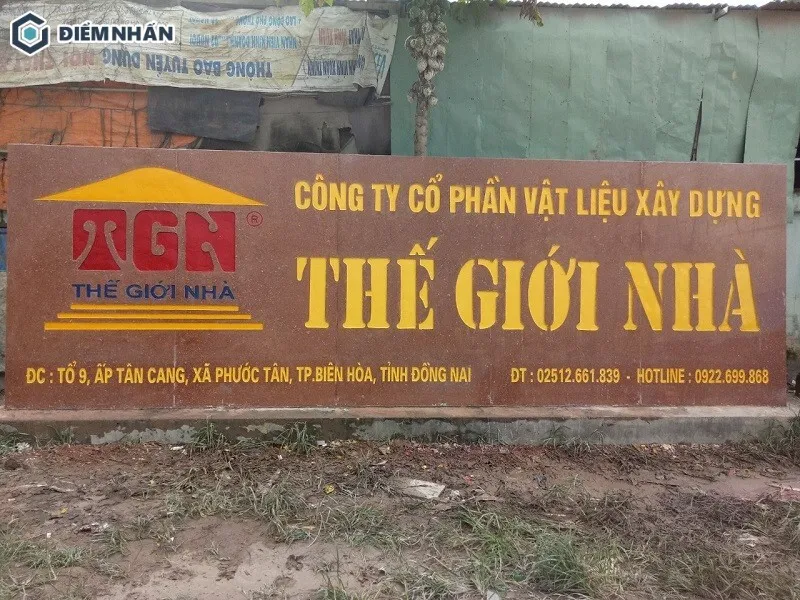 Tên doanh nghiệp được ghi cỡ chữ lớn bên cạnh logo
