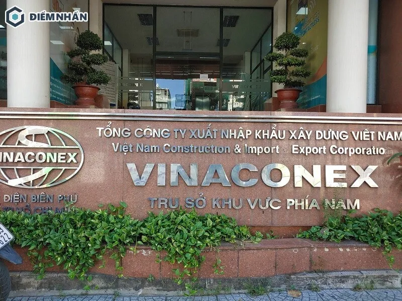 Mẫu bảng hiệu công ty sử dụng chữ nổi inox sáng bóng trên nền bê tông