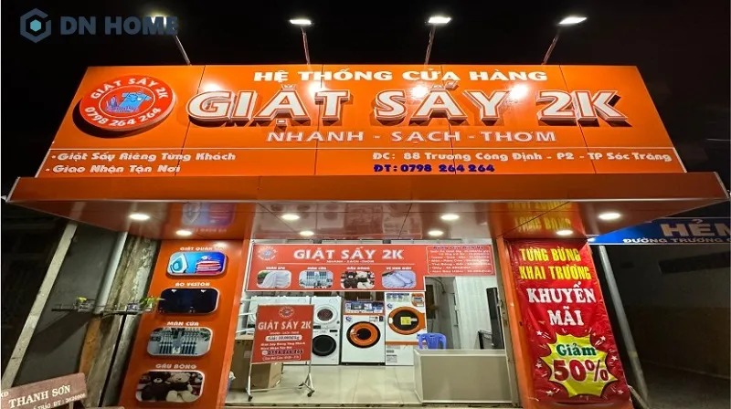 Mẫu biển hiệu giặt sấy sử dụng nền cam nổi bật, dễ thu hút sự chú ý