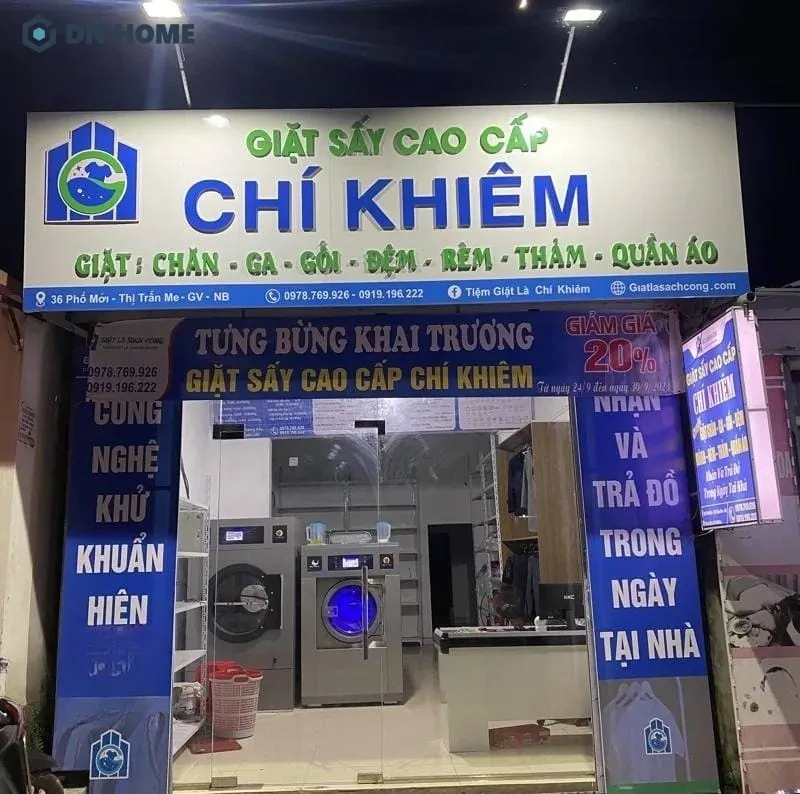 Mẫu biển hiệu giặt ủi thiết kế đơn giản, đầy đủ các thông tin cơ bản để khách hàng có thể liên hệ nếu cần