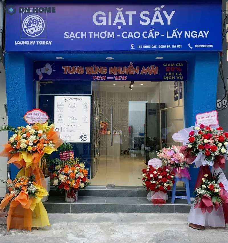 Kích thước bảng hiệu vừa phải, tránh thiết kế quá to và không bị che khuất tầm nhìn bởi cây cối