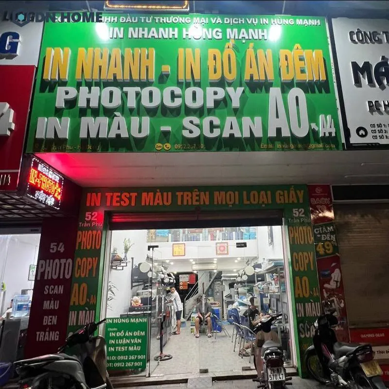 Bảng hiệu photocopy sử dụng đèn hắt sáng để làm nổi bật nội dung vào ban đêm