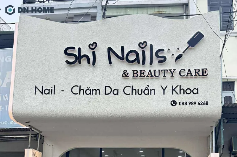 Bảng hiệu tiệm nail thiết kế đơn giản nhưng dễ gây ấn tượng, dễ nhớ