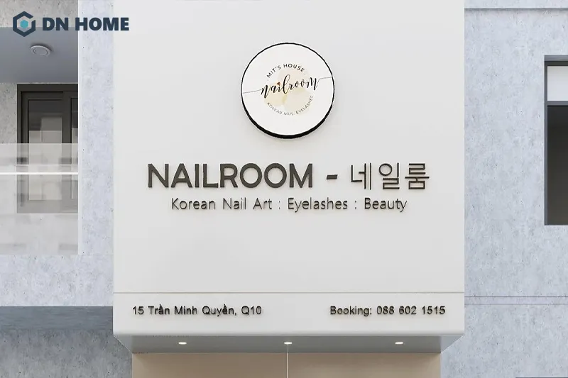 Bảng hiệu tiệm nail mica dễ dàng tạo ấn tượng nhờ bề mặt bóng mịn, lên màu chuẩn