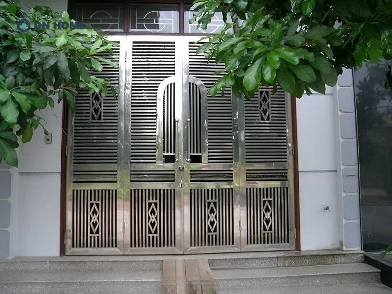 Cổng nhà bằng vật liệu inox với thiết kế kín, đảm bảo an ninh