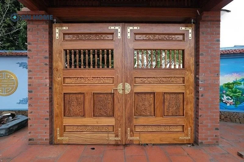Cổng nhà đẹp ở nông thôn với bề mặt chạm khắc hoa văn tinh xảo