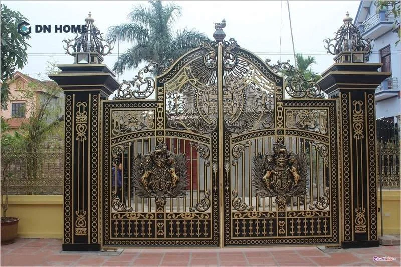 Cổng nhà ở nông thôn thiết kế 2 cánh với bề mặt trang trí với hoa văn sang trọng