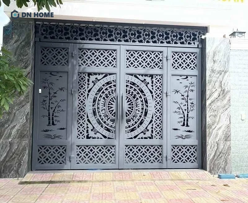 Cổng nhà đẹp ở nông thôn với phần bề mặt được chế tác những hoạ tiết bắt mắt, ấn tượng