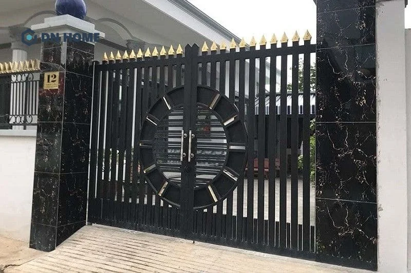 Mẫu cổng nhà nông thôn kết cấu mũi giáo tạo cảm giác chắc chắn, kiên cố