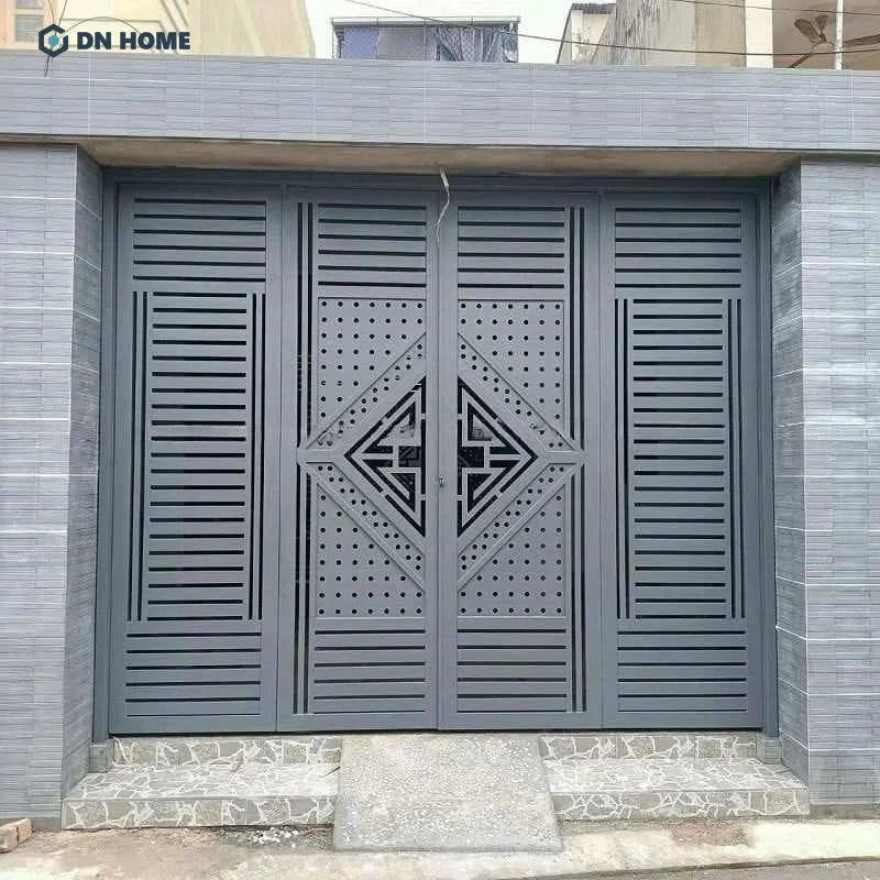 Cổng nhà đẹp ở nông thôn được làm từ sắt, với thiết kế đơn giản nhưng không kém phần ấn tượng