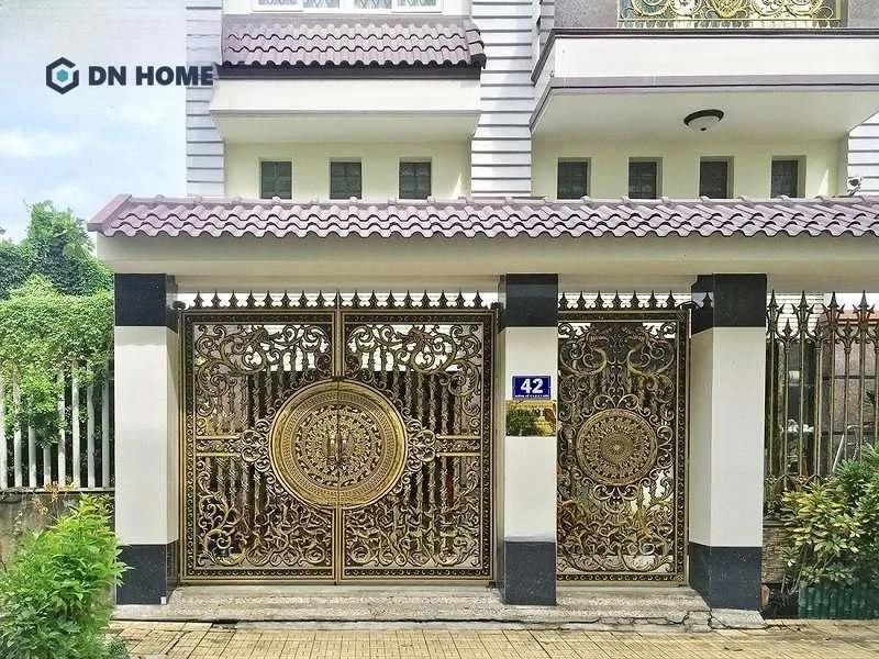 Cổng được chạm khắc với hoa văn tinh xảo, đem lại ấn tượng mạnh mẽ ngay từ cái nhìn đầu tiên