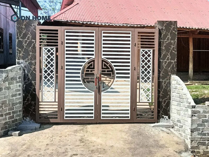 Mẫu cổng nhà đẹp ở nông thôn thiết kế có chữ Phúc, Vạn, Thọ