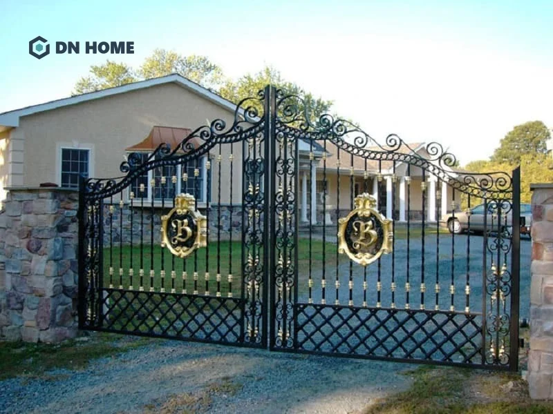Đặc trưng của kiểu dáng thiết kế cổng này là đường cong uyển chuyển, họa tiết hoa lá cân đối hoặc những chi tiết vòm cong duyên dáng