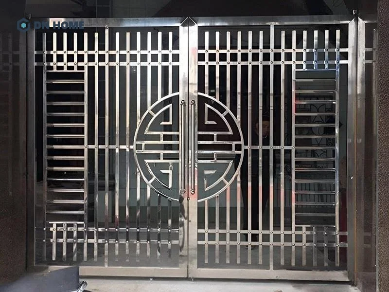 Cổng nhà đẹp ở nông thôn được làm bằng chất liệu inox