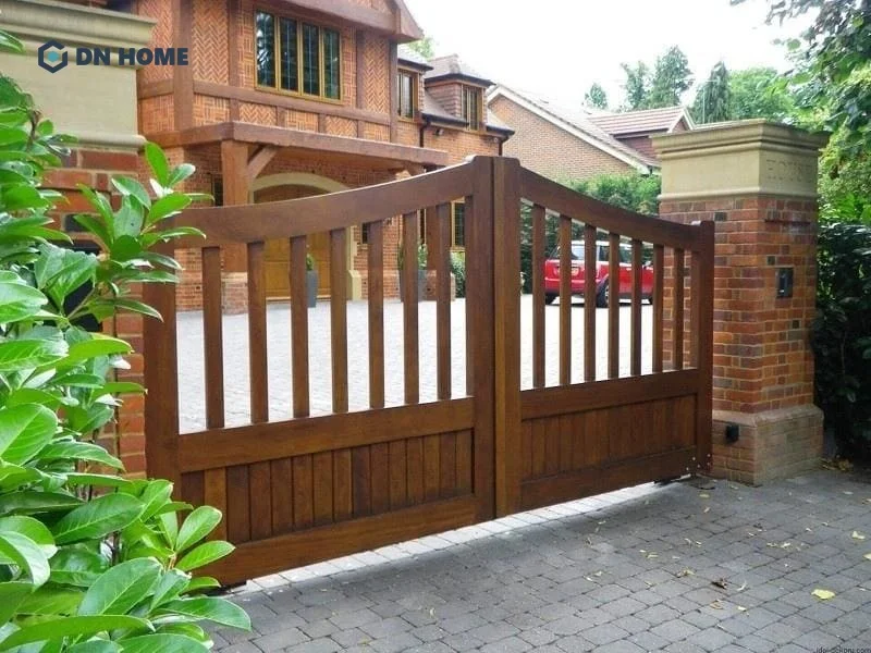 Làm cổng bằng vật liệu gỗ đặc biệt thích hợp cho ngôi nhà mang phong cách truyền thống