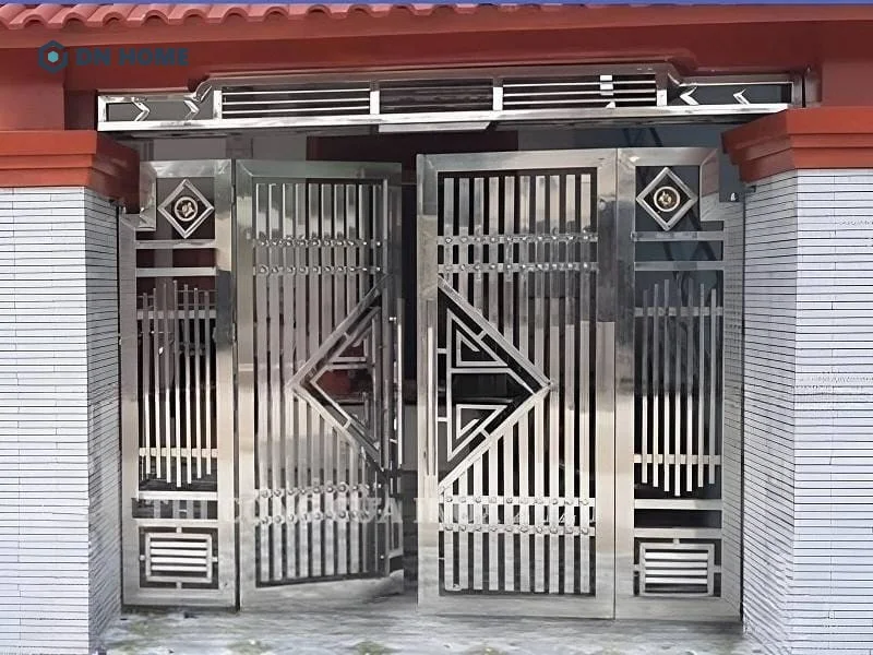 Cổng nhà đẹp ở nông thôn làm bằng chất liệu inox ánh kim bắt mắt