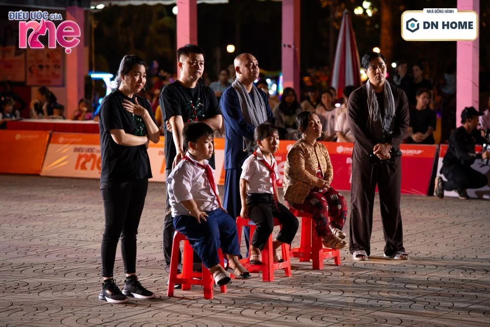 Diễn viên Lê Khanh khóc nức nở khi biết được hoàn cảnh gia đình chị Kiều