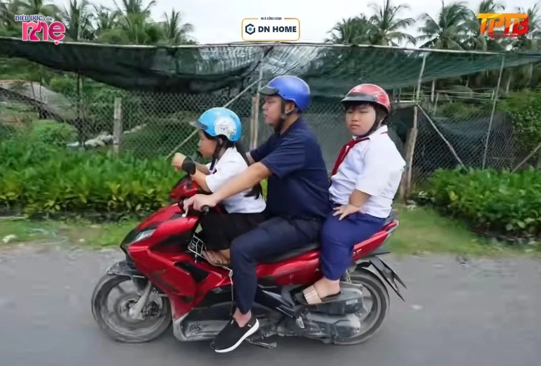 Anh Thái Phan Thanh Bình đưa hai bé Minh Lâm và Cẩm Ly đến trường, thực hiện ước mơ được ba chở đi học của hai em