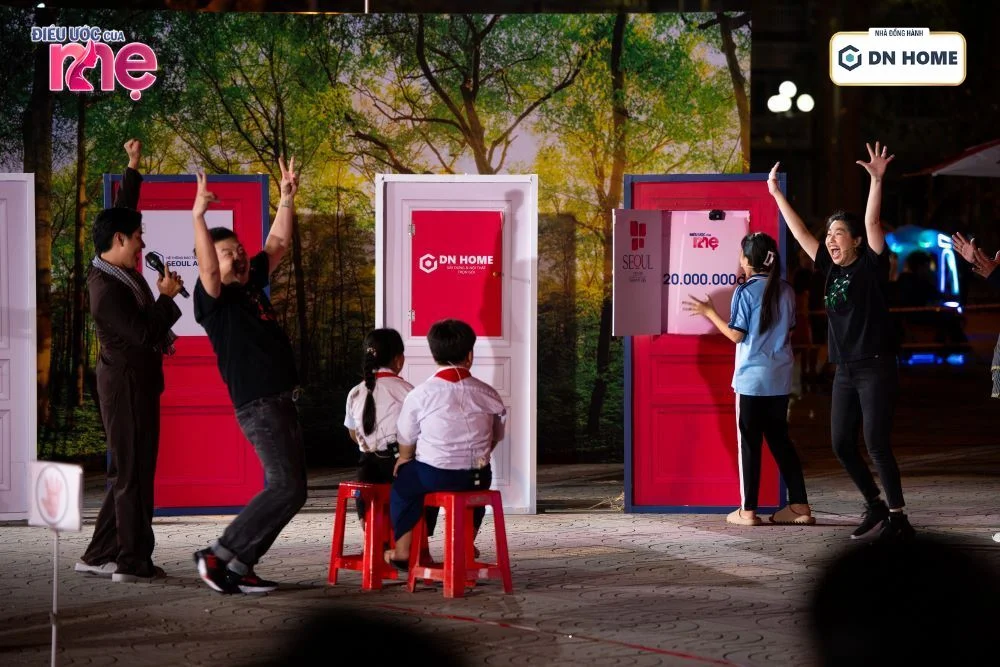 Đội chơi của diễn viên Lê Khánh mở ô cửa may mắn có giá trị 20 triệu