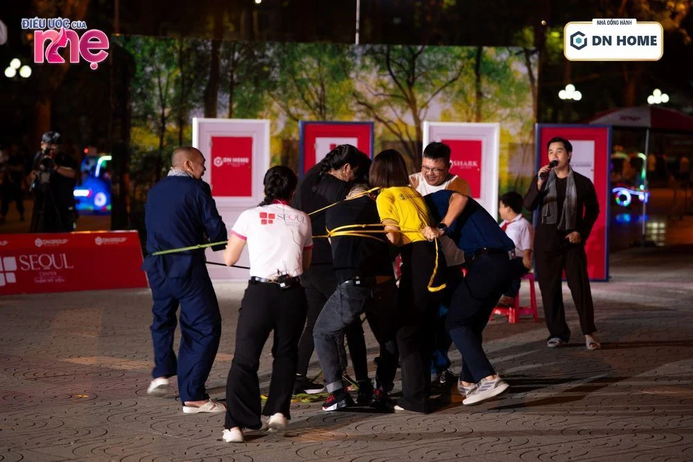 Các đội chơi cùng các đại diện nhà tài trợ DN HOME; Seoul Academy, Seoul Center tham gia vòng chơi thử thách đầy gay cấn