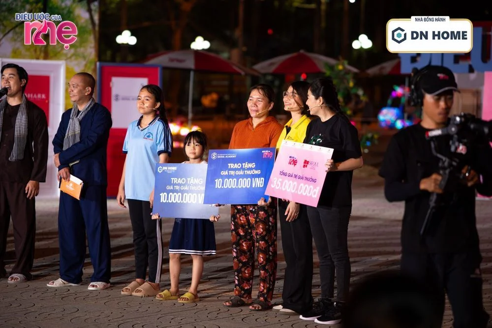 Gia đình chị Truyền Em hạnh phúc sau khi nhận được nhiều giải thưởng từ chương trình, các nhà tài trợ, khách mời