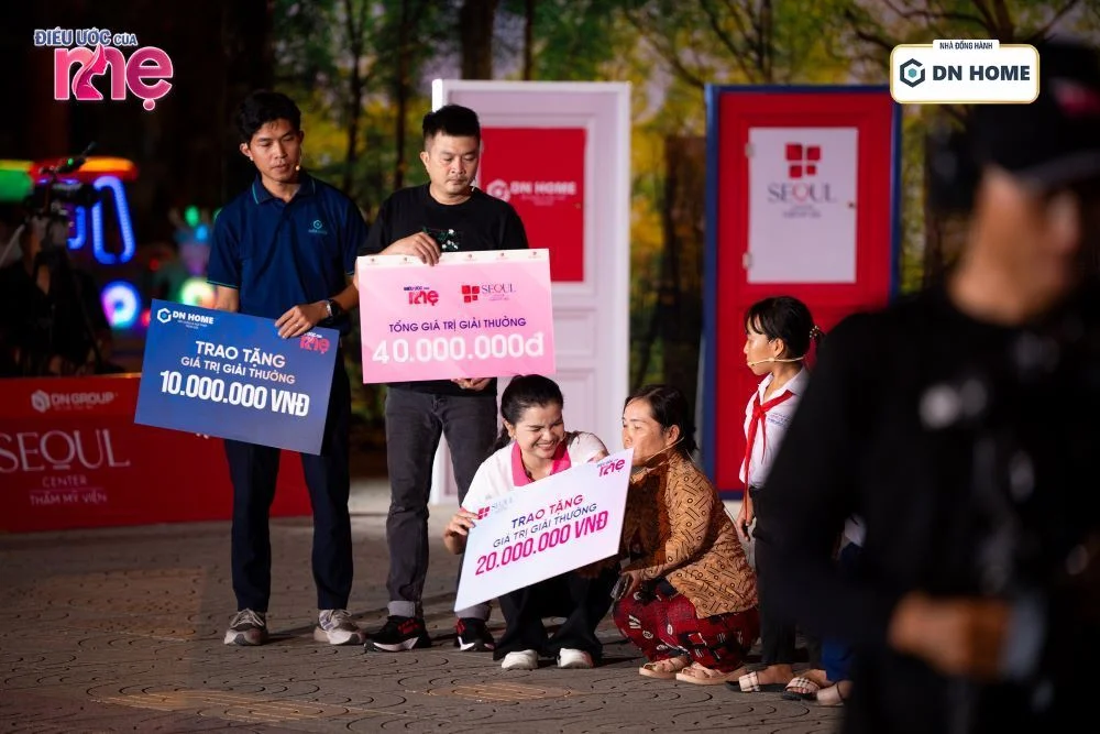 Gia đình chị Kiều mừng rỡ khi nhận được phần thưởng lớn từ chương trình