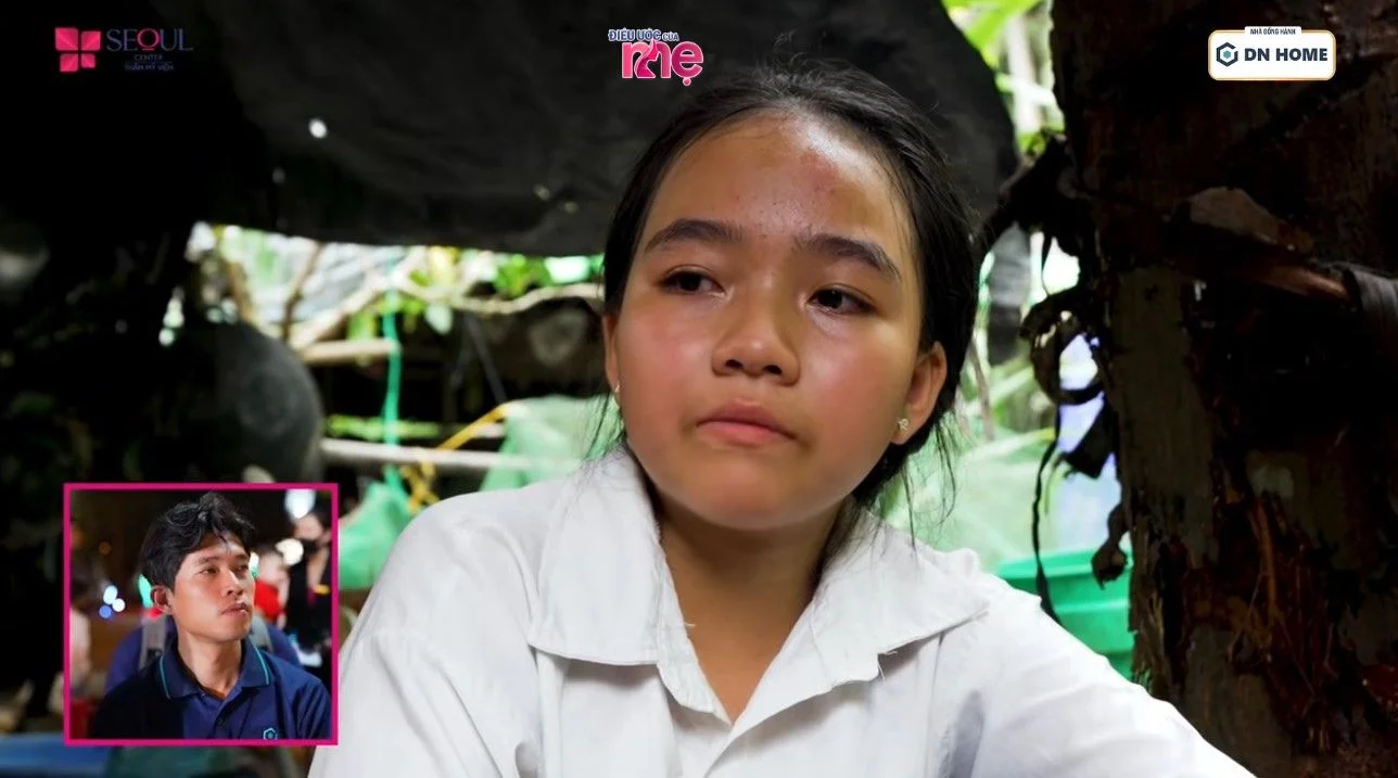 Đại diện DN HOME nghẹn ngào khi chứng kiến hoàn cảnh của gia đình chị Truyền Em