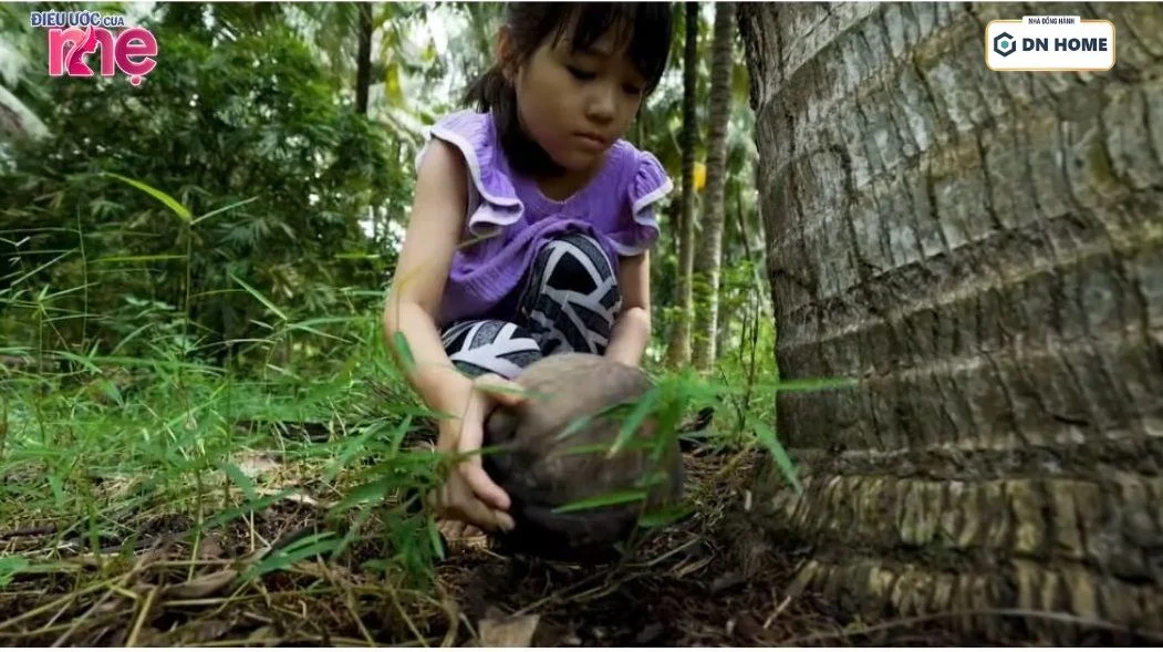 Hai bé con của chị Truyền Em hàng ngày phụ mẹ nhặt dừa bán kiếm sống qua ngày