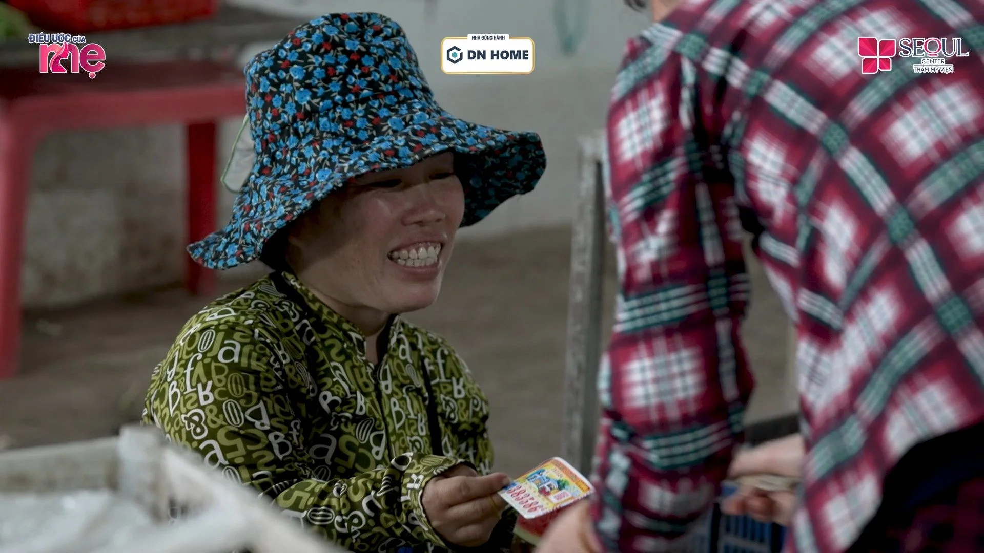 Chị Kiều có dáng người lùn, đi lại khó khăn nhưng vẫn nỗ lực hàng ngày bán vé số nuôi sống gia đình, trụ cột chính của gia đình