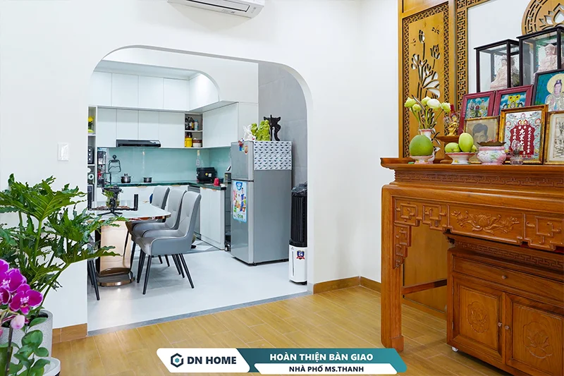 Khu vực bếp ăn và phòng thờ được thiết kế liên thông nhưng vẫn phân tách thông minh nhờ hệ mái vòm ấn tượng