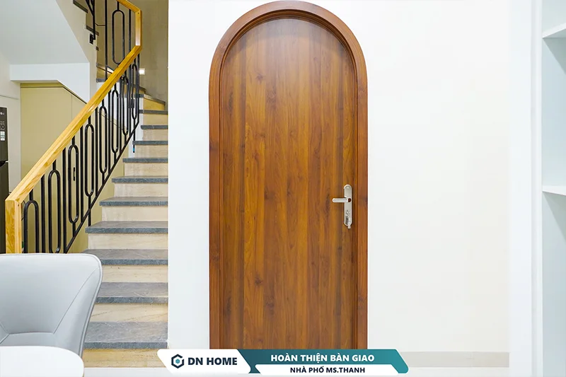 Thiết kế mái vòm gỗ cửa phòng cũng là chi tiết được chị chủ đầu tư đánh giá cao