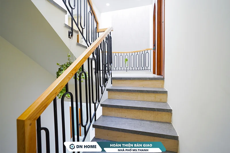Kết hợp hài hòa giữa hai chất liệu kim loại và gỗ trong thi công cầu thang