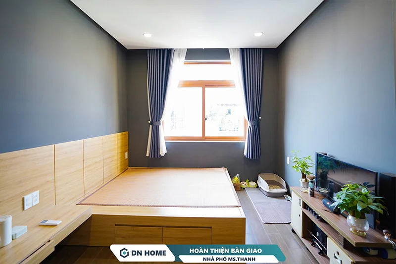 Không gian phòng ngủ được thiết kế tối giản với nội thất thấp để tạo cảm giác gần gũi, ấm cúng