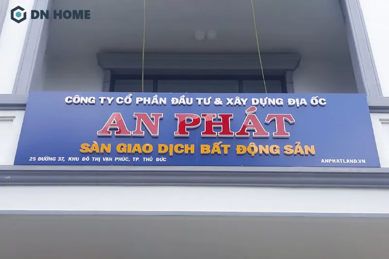 Bảng hiệu mica là bảng hiệu quảng cáo sử dụng chất liệu mica làm nền hoặc chữ nổi trên bảng hiệu