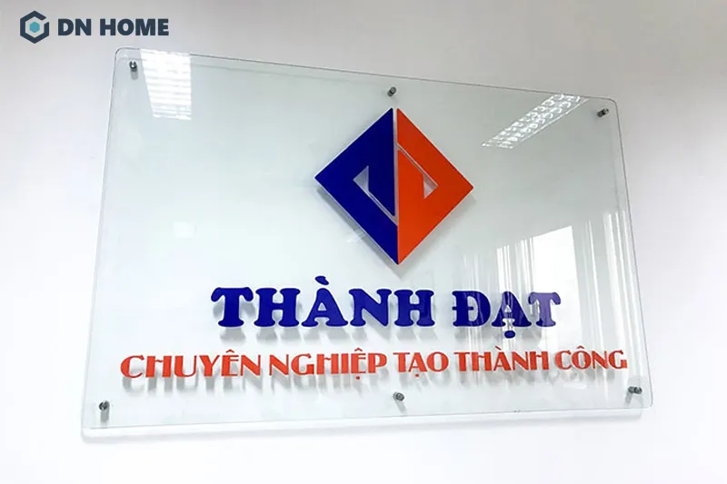 Bảng hiệu mica dán decal thường được sử dụng bên trong nhà hơn, thay vì ngoài trời