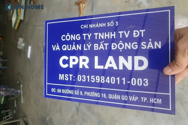 Bảng hiệu mica dán decal chi phí thấp, dễ dàng thay mới khi cần thiết