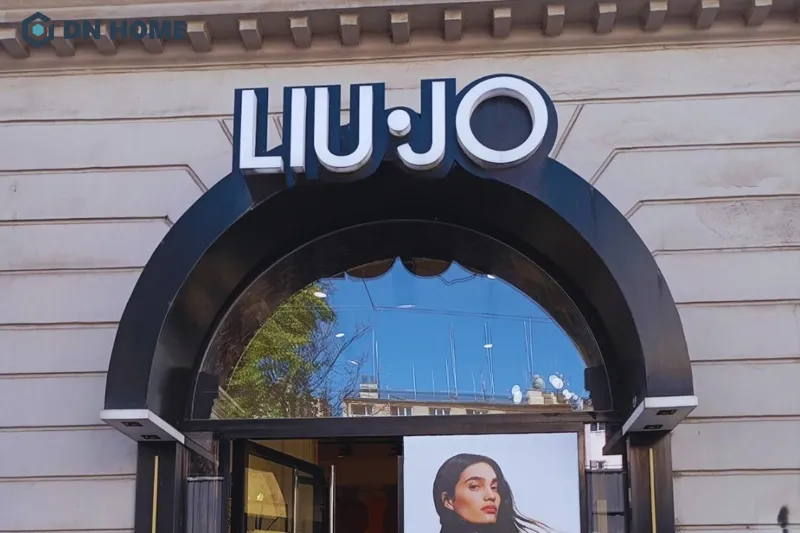 Bảng hiệu mica chữ nổi với phần chữ mica 3D dày nổi tạo điểm nhấn ấn tượng, thu hút ánh nhìn